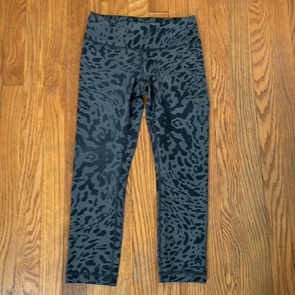 Lululemon Wunder Under Crop II Animal Swirl Deep Coal Light Size 4 cheetah - Picture 1 of 6